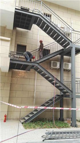 钢结构消防楼梯扶手焊接
