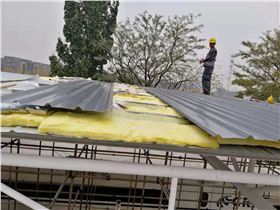 屋面采用现场岩棉复合板安装